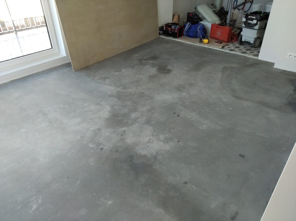 Microcement on cement boards - priming